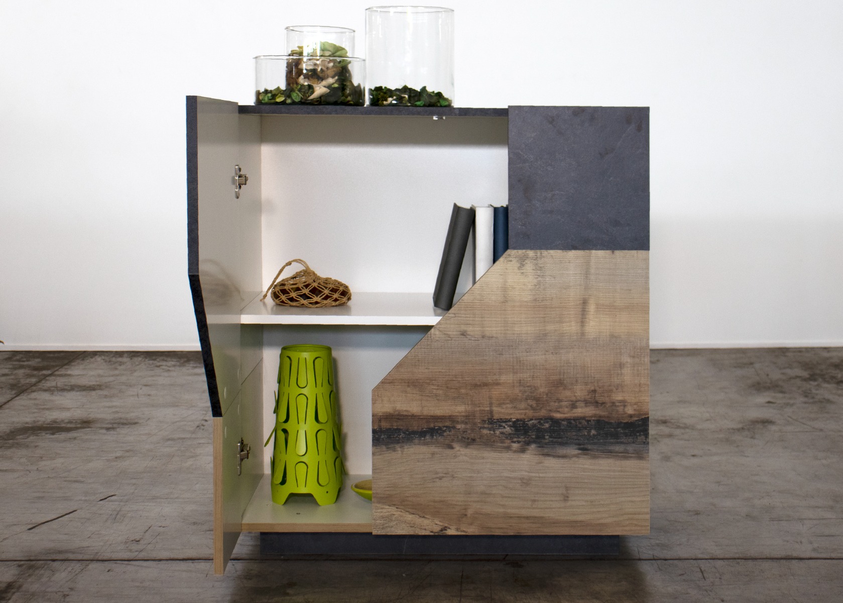 Conveniente Madia geometrica di design alta 2 ante, colore Ardesia e Pero