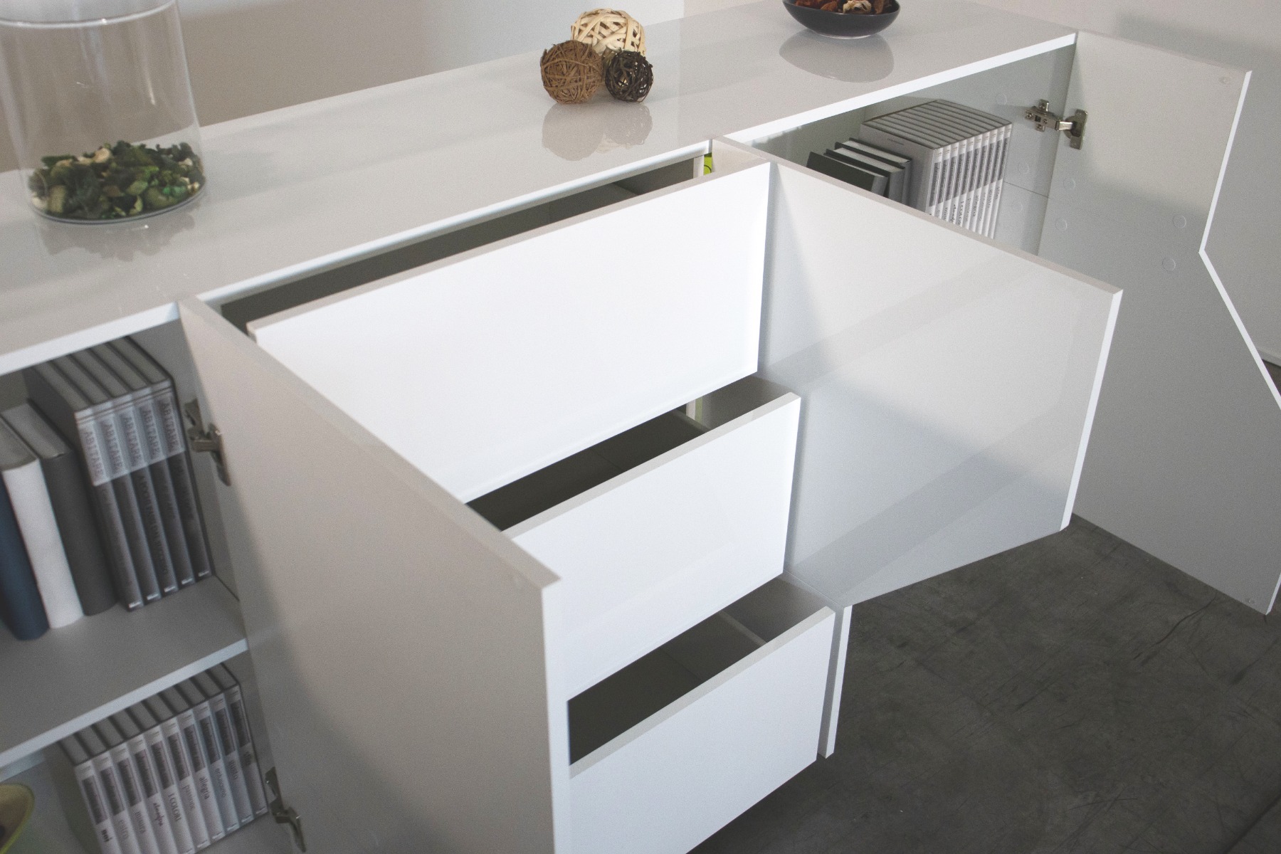 Credenza geometrica moderna e di design 4 ante e 3 cassetti, Bianco laccato lucido 