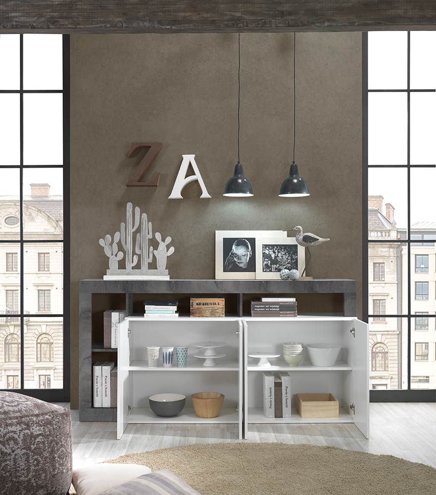 Credenza Madia a 4 ante con un ripiano in finitura bianco laccato lucido e ossido