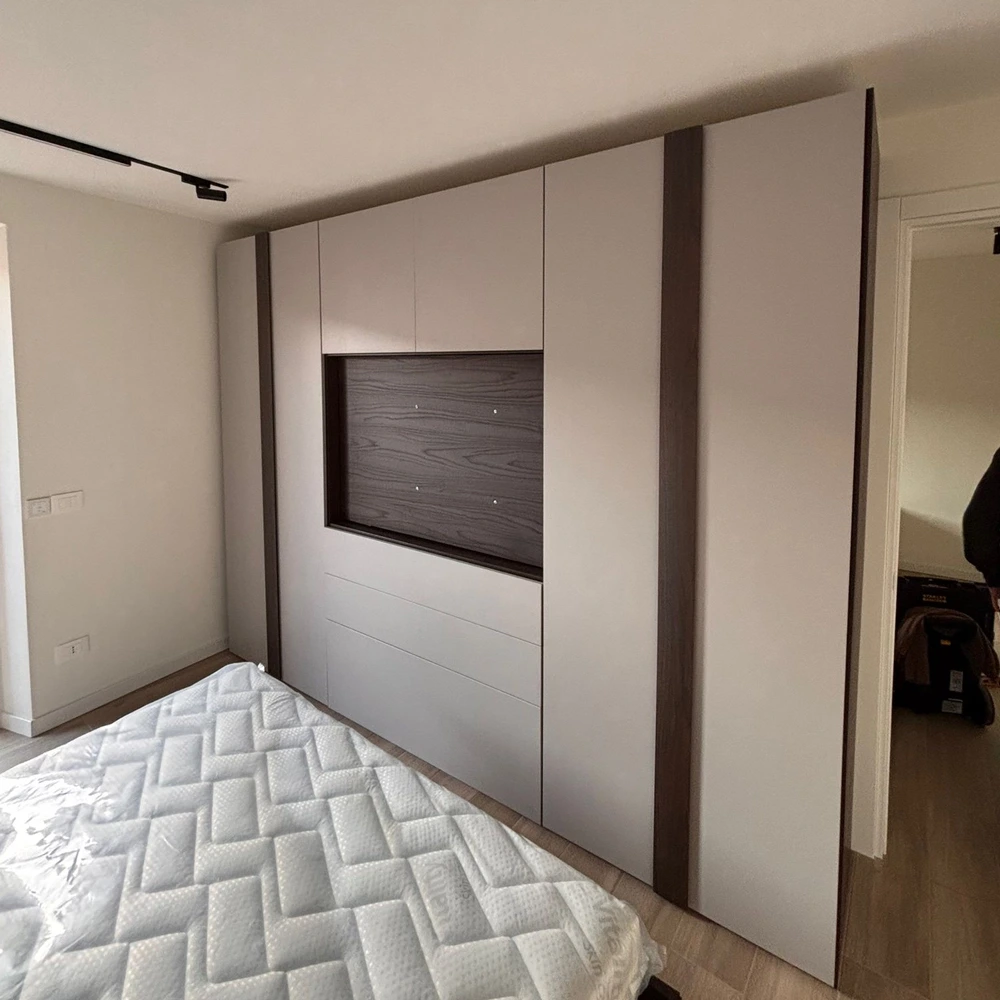 Armadio con vano Tv, 6 ante battenti e 3 cassetti in Grigio seta e Noce moro