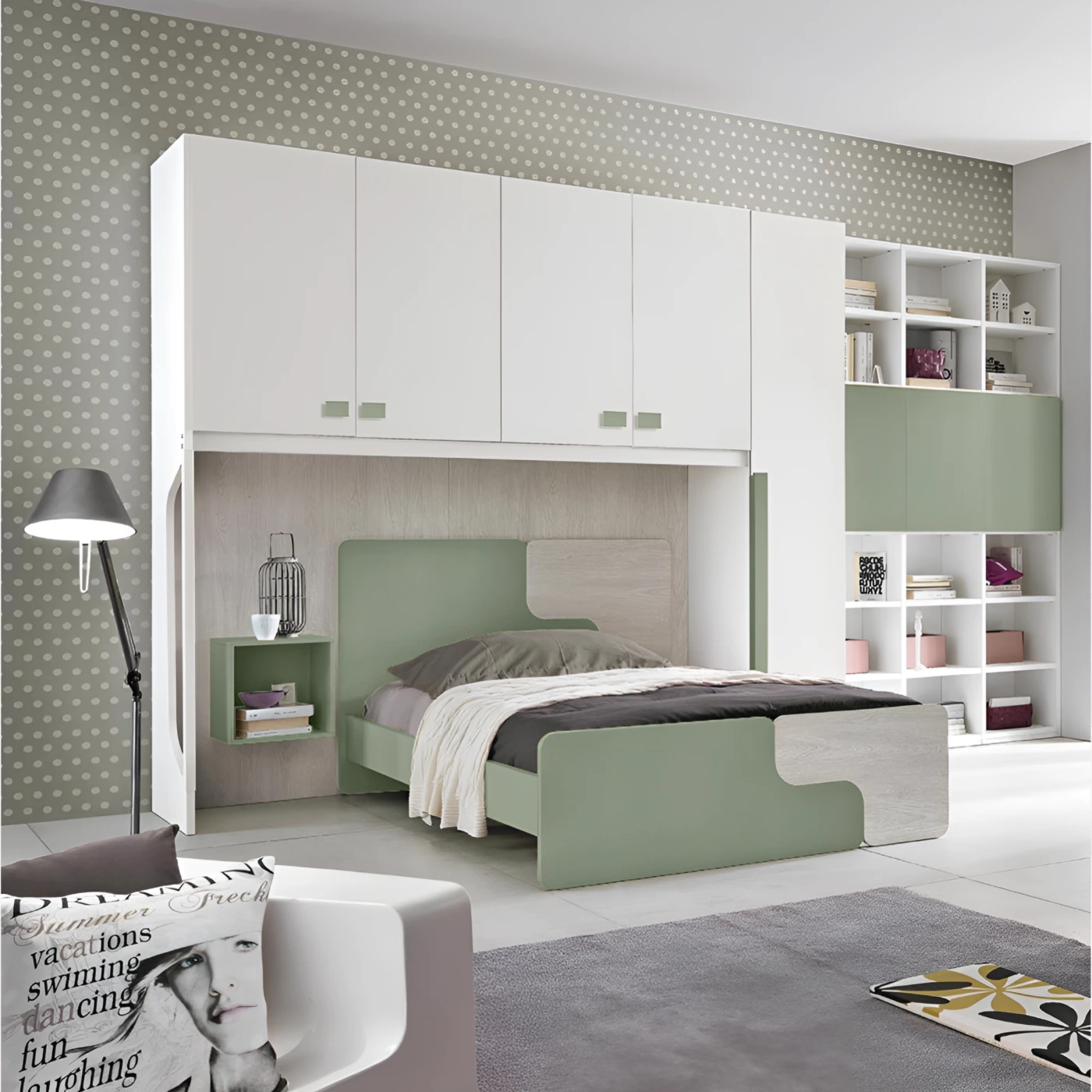 Armadio a ponte con 5 ante battenti in finitura Bianco frassino, Gessato cenere e Salvia