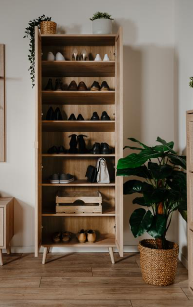 Armadietto Kara multiuso con 2 ante e 6 ripiani, in finitura Quercia ed effetto Rafia