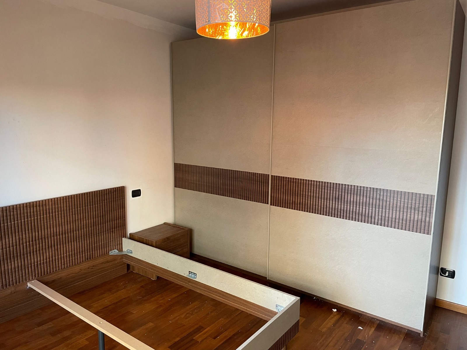 SPEDIZIONE GRATUITA - Armadio 2 ante scorrevoli Noce Scuro, Argilla e Serigrafia Noce Zenzero Shop