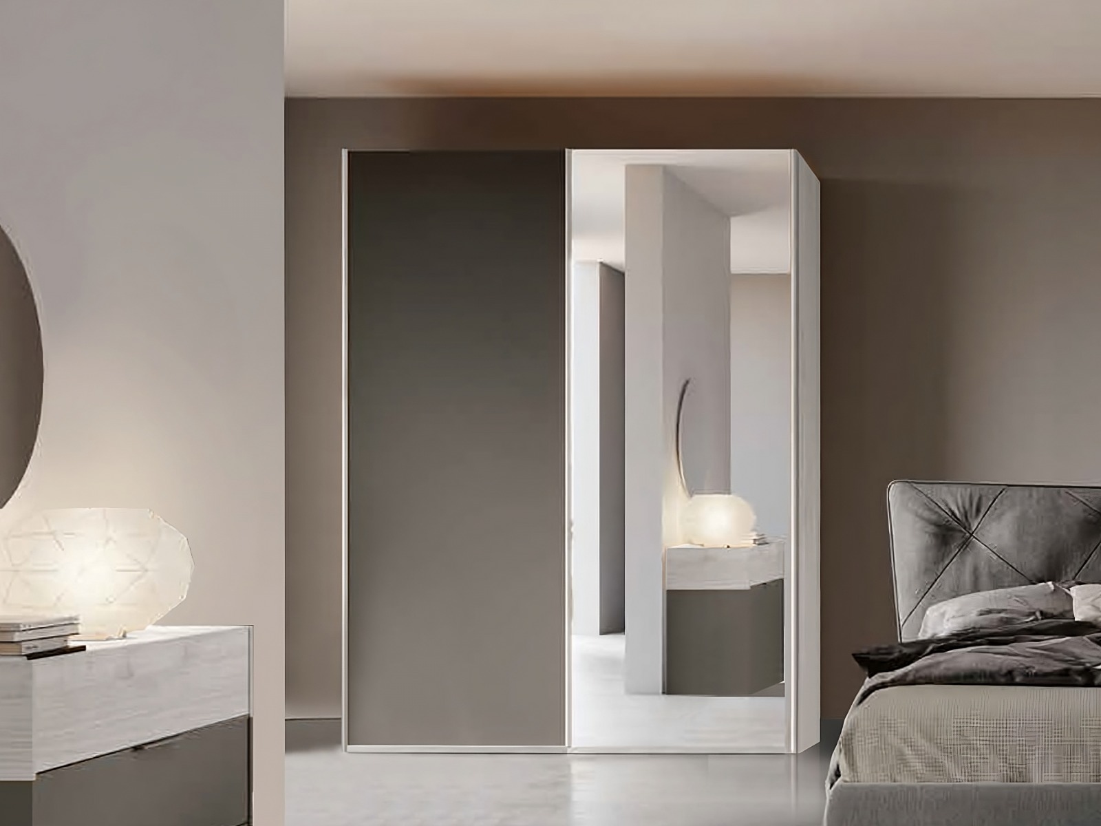 Armadio scorrevole Grigio argento e Bianco altea, con anta a specchio