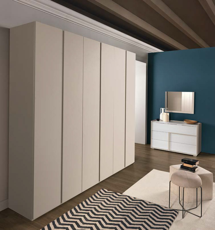 Camera con letto imbottito e armadio battente, finitura Cachemire e Noce bianco