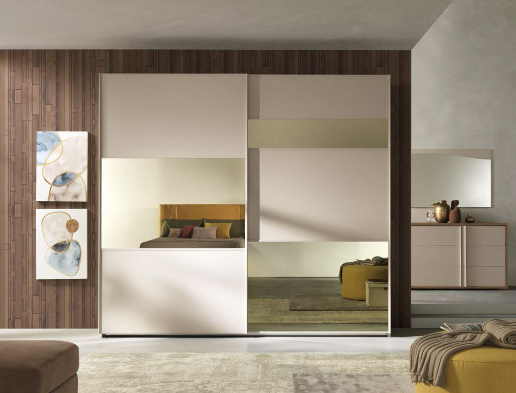 Camera matrimoniale moderna con armadio, comò e comodini in Noce naturale e cachemire