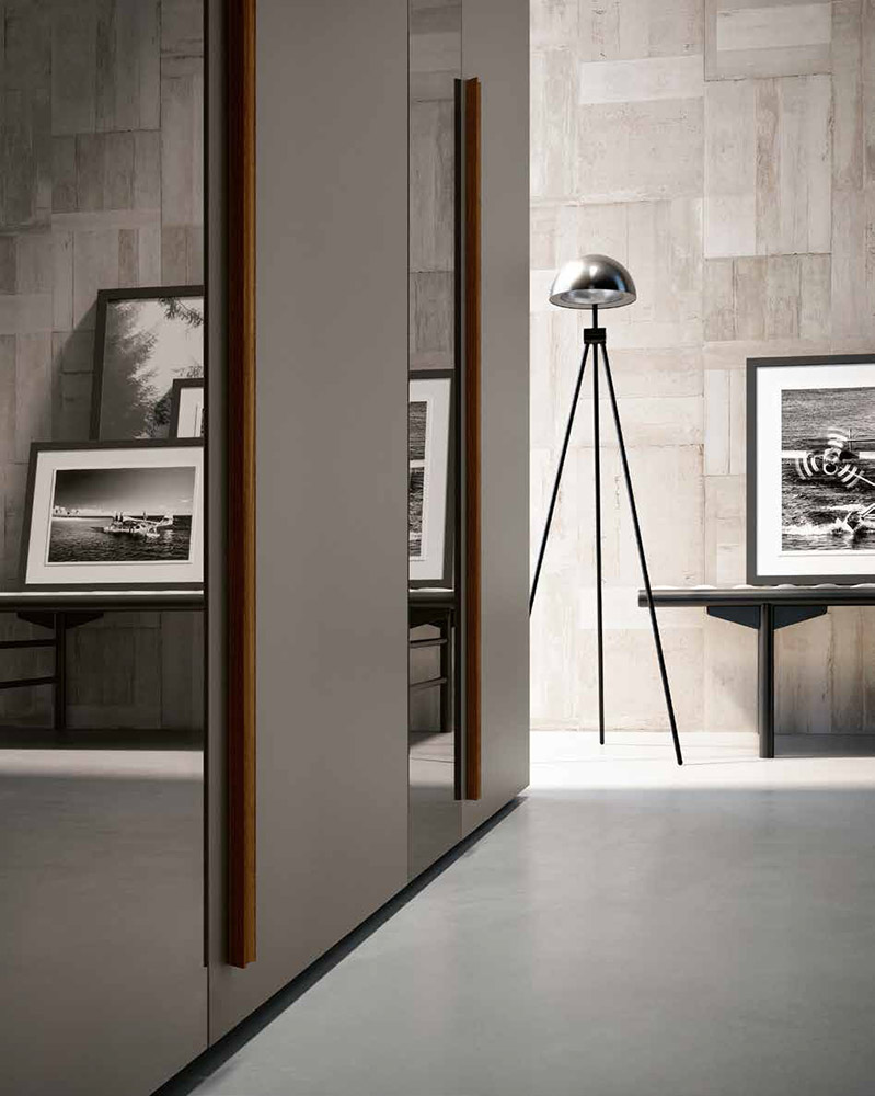 Armadio con specchio fumè, 6 ante battenti in finitura Grigio cenere