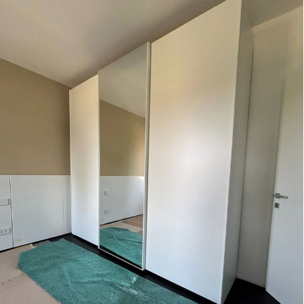 Armadio scorrevole moderno con specchio a 3 ante H.257 L.266, color Cadaques