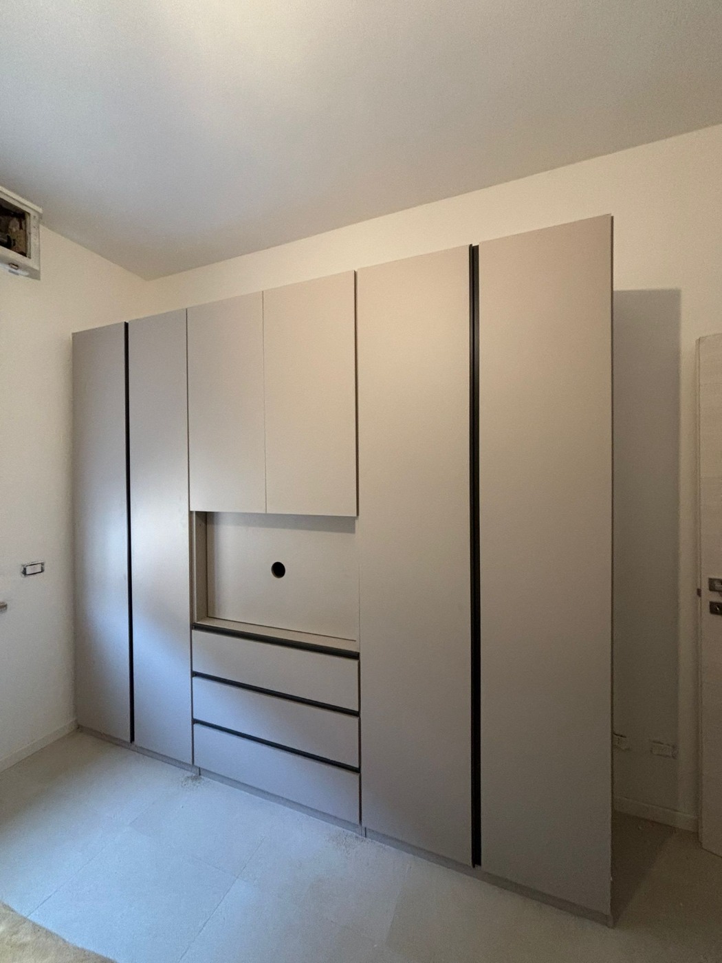 Armadio con tv girevole, finitura cashmere, prevendita a prezzo scontato, spedizione gratuita