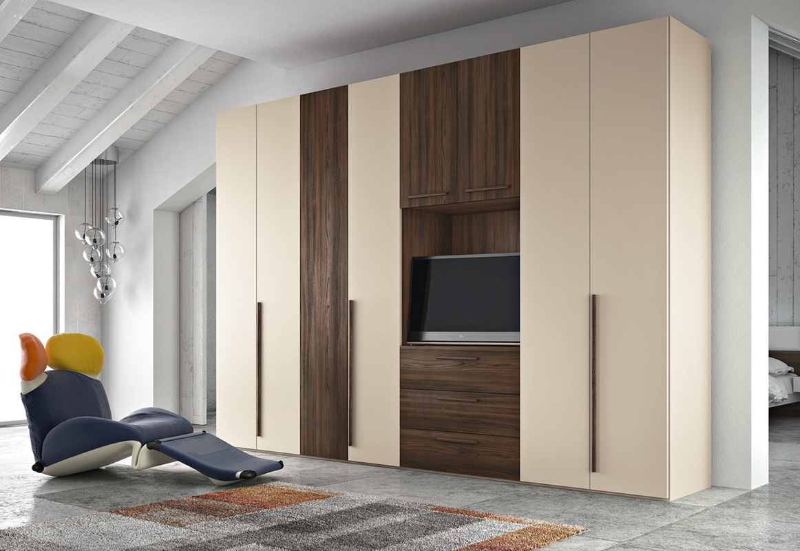 Armadio con vano tv, 8 ante battenti in finitura Quercia brown e Terra opaco