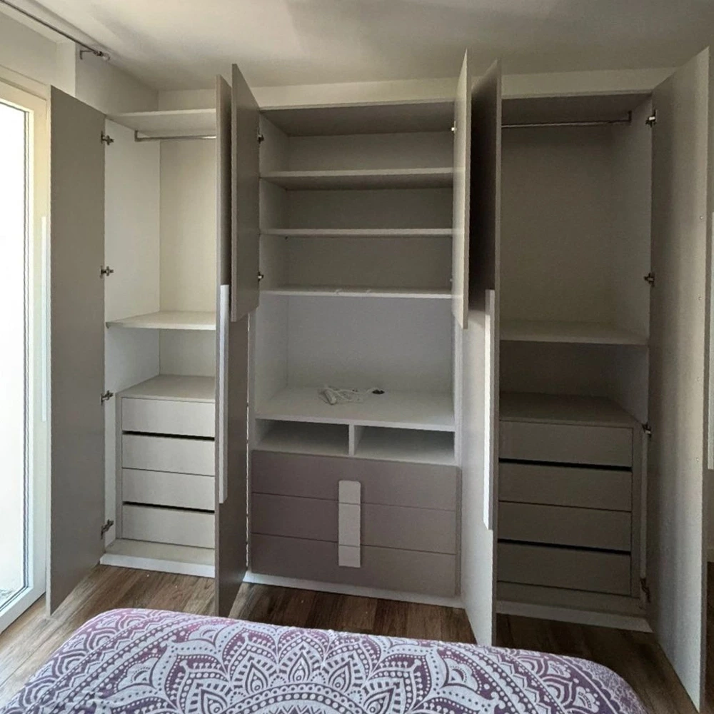 Armadio Piccione con 6 ante battenti e vano Tv in finitura Tortora e Larice bianco