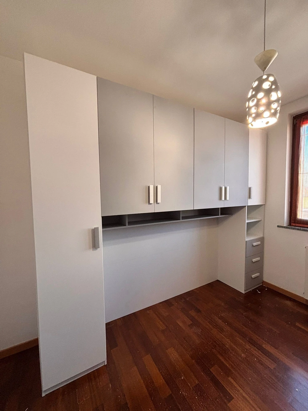 Armadio a ponte, Bianco laccato opaco e Gesso, L.294 H.240