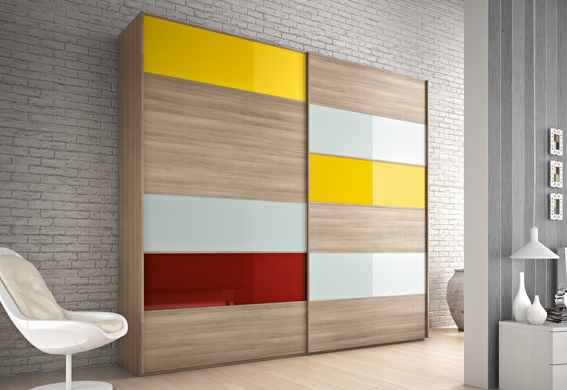 Armadio scorrevole colorato a 2 ante, finitura Vetro giallo, Vetro rosso, Vetro grigio e Olmo