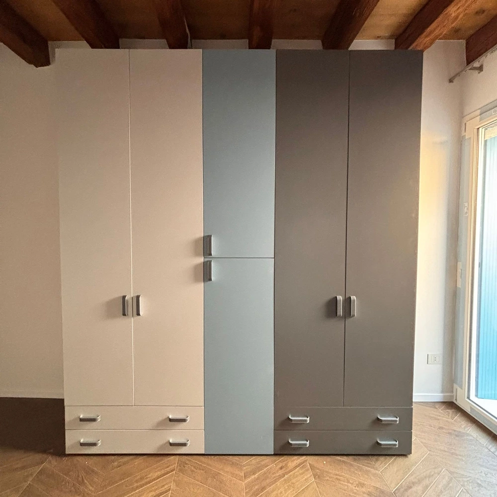 Armadio moderno L.241 a 6 ante e 4 cassetti H.257, finiture Grigio Dorian, Cadaques e Grigio Titanio