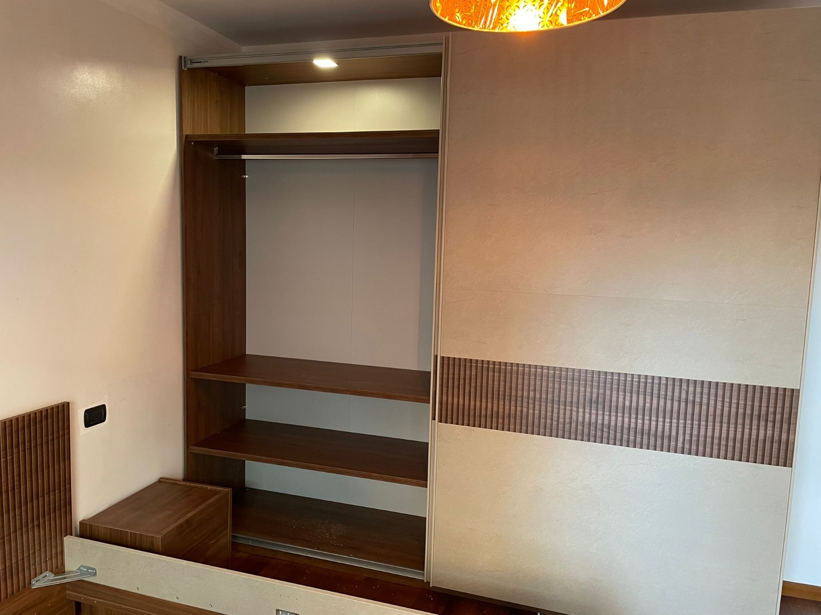 SPEDIZIONE GRATUITA - Armadio 2 ante scorrevoli Noce Scuro, Argilla e Serigrafia Noce Zenzero Shop