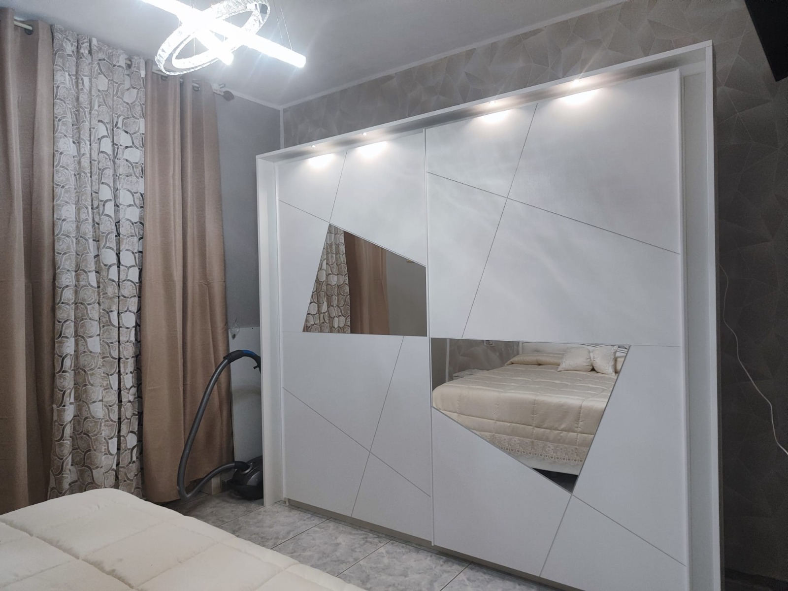 armadio in offerta con inserti a specchio, Made in Italy