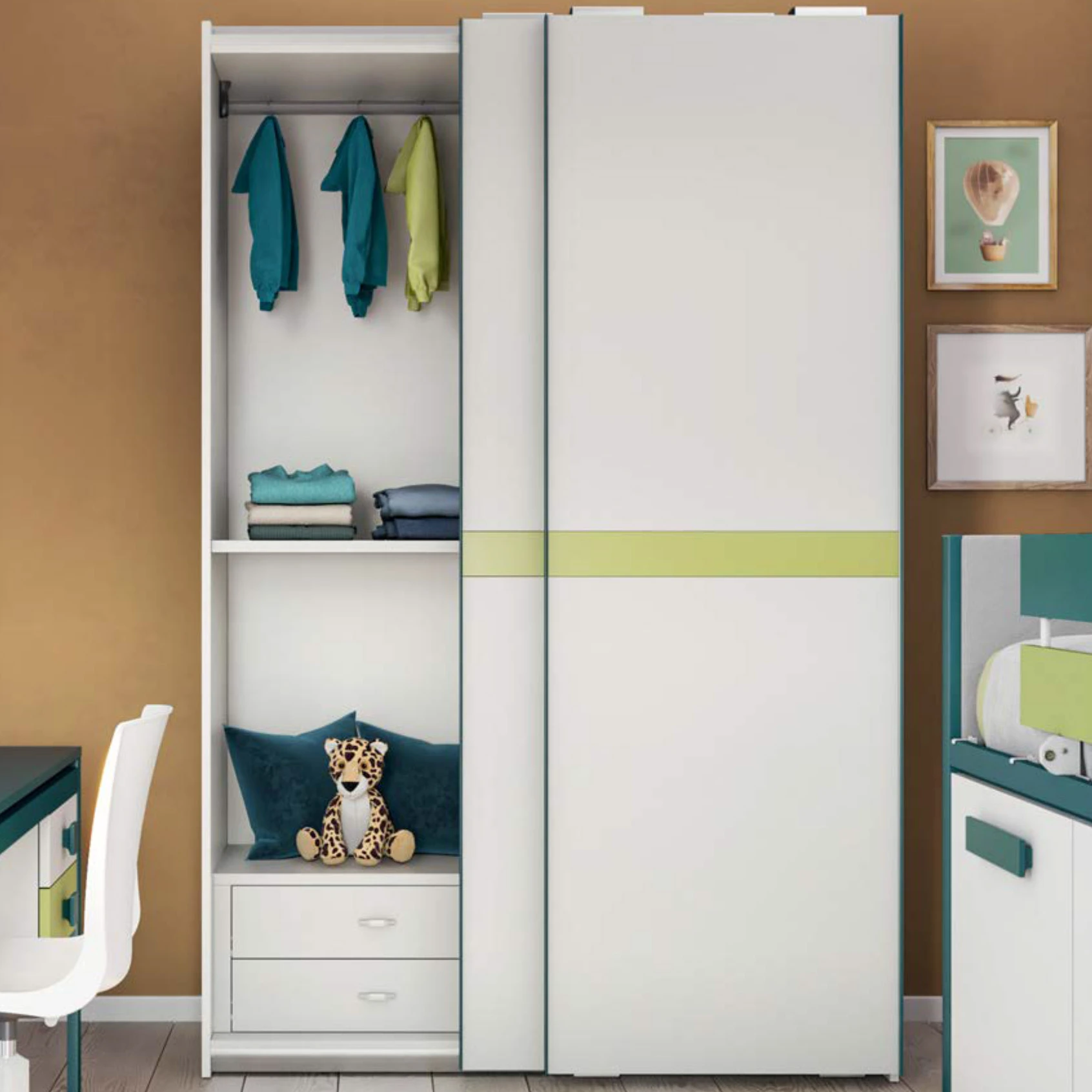 armadio bianco luce e verde cedro