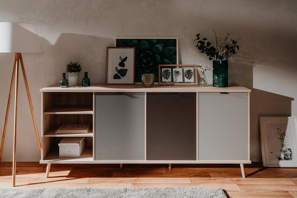 Madia Rosvik con 3 ante e 2 ripiani in finitura Grigio Seta, Grigio Perla e Antracite