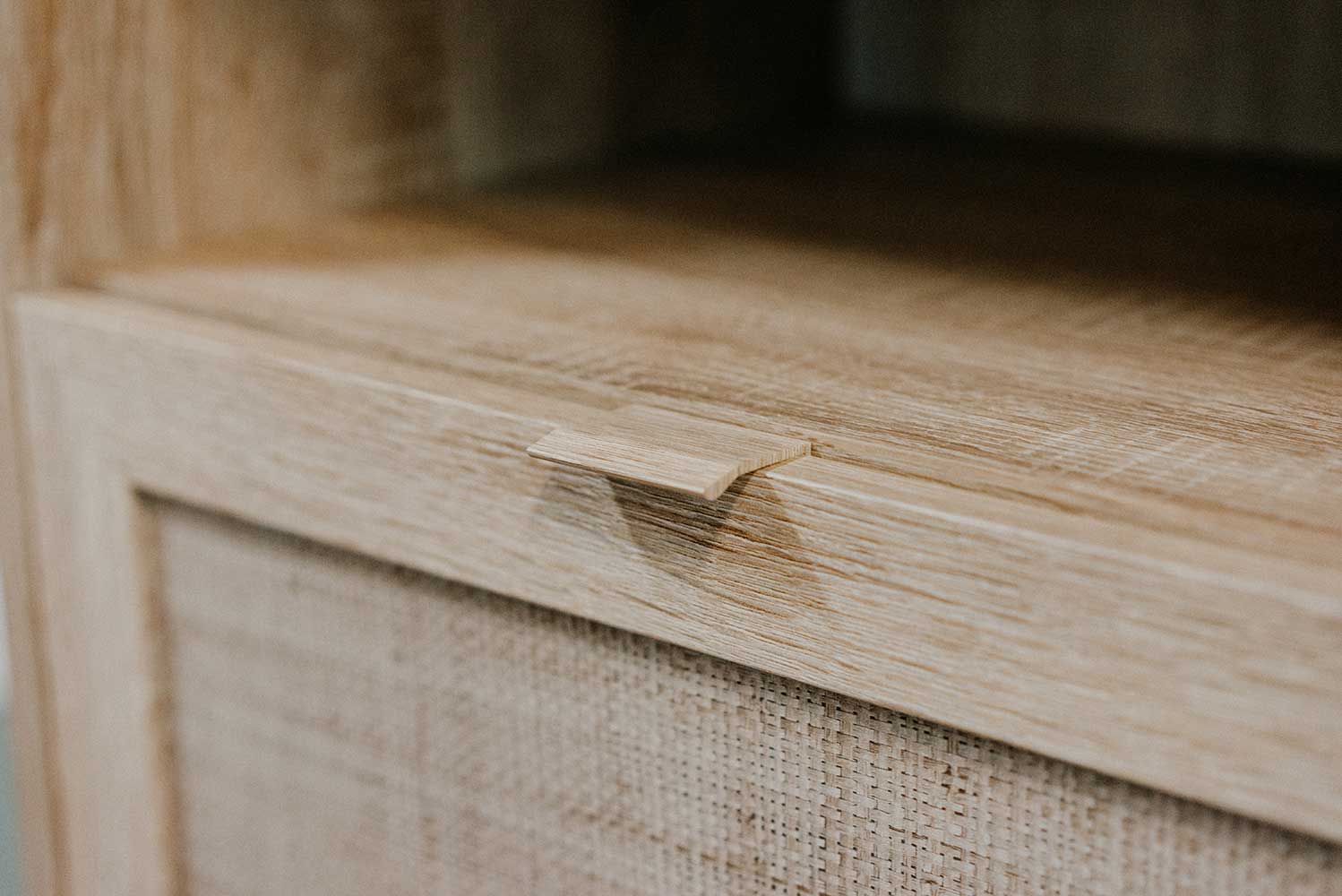 Madia Kara con 3 ante  in finitura Quercia e Rafia