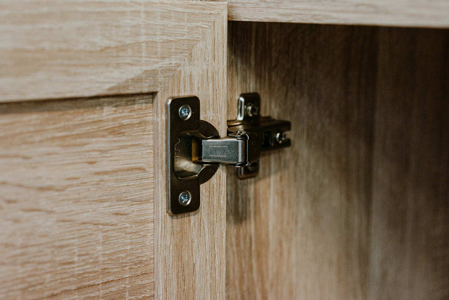 Tavolino Kara con 1 anta e un ripiano in finitura Quercia e Rafia