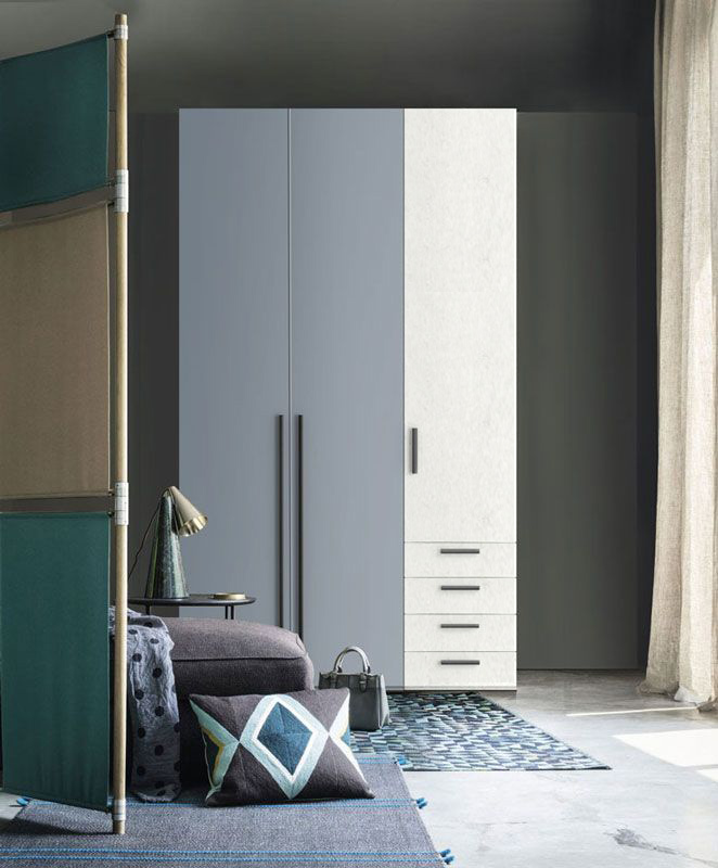 Armadio moderno L.136 a 3 ante e 4 cassetti H.257, finitura Cemento Artico e Cadaques