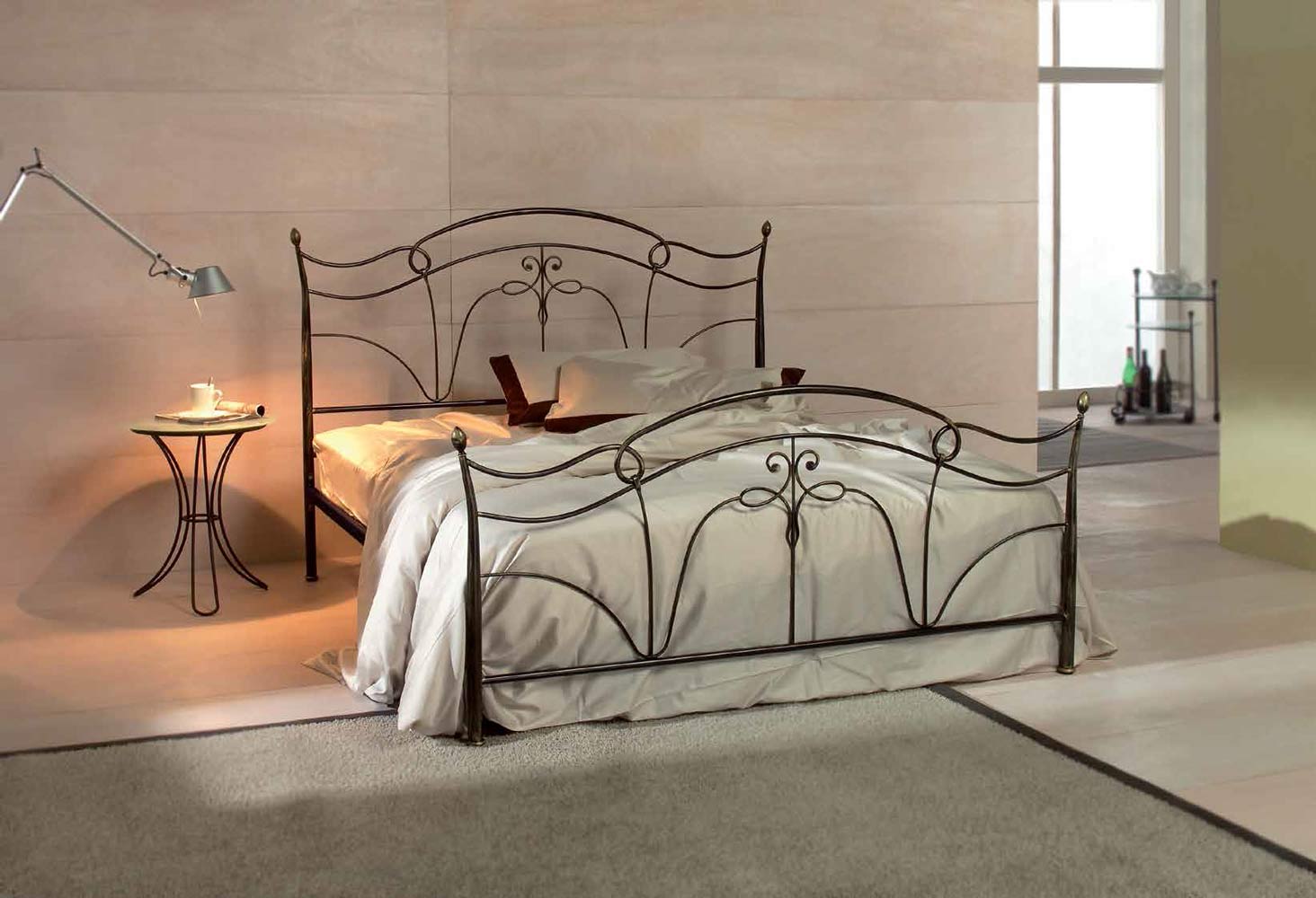 Letto in ferro battuto Satie, colore nero anticato oro, made in Italy