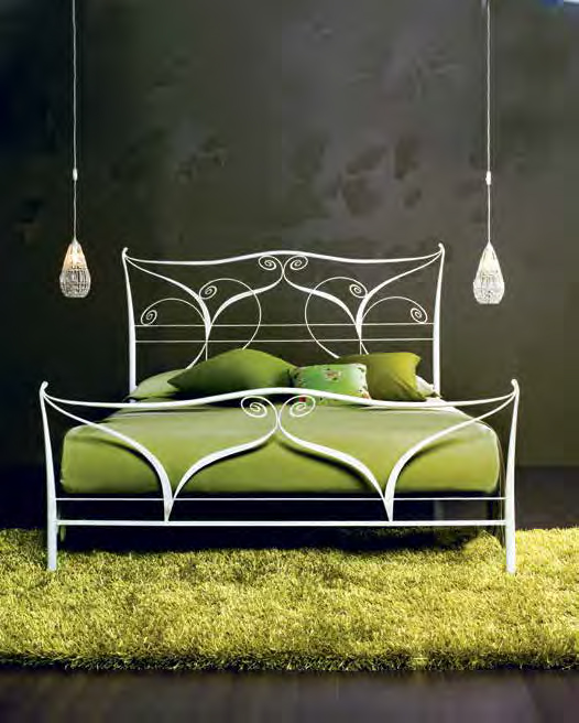 Letto in ferro battuto Tallis, colore bianco anticato oro, made in Italy