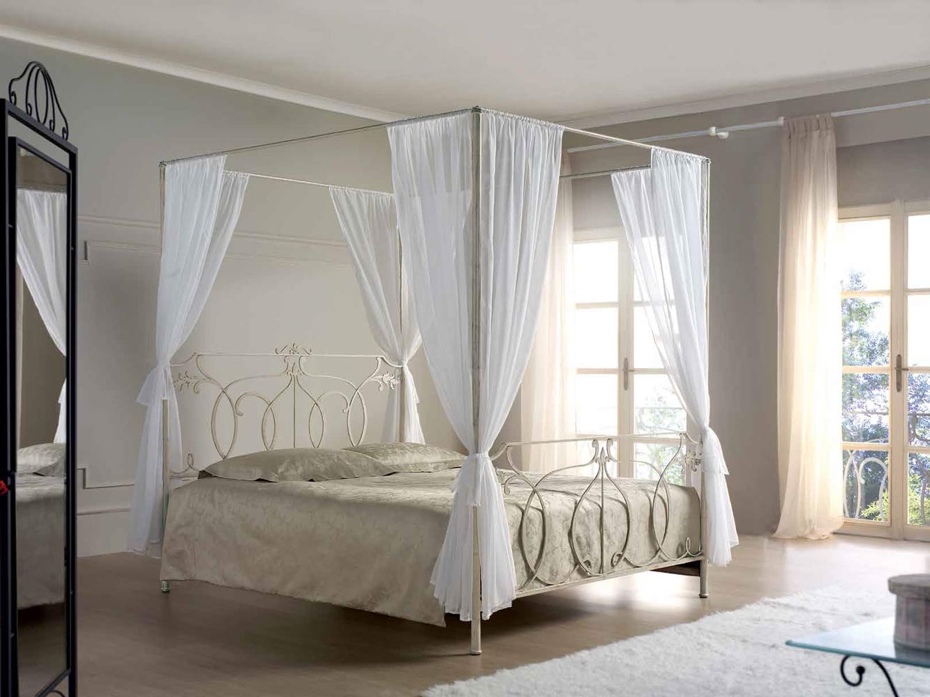 Letto in ferro battuto Sibelius, con baldacchino, colore bianco anticato oro, made in Italy