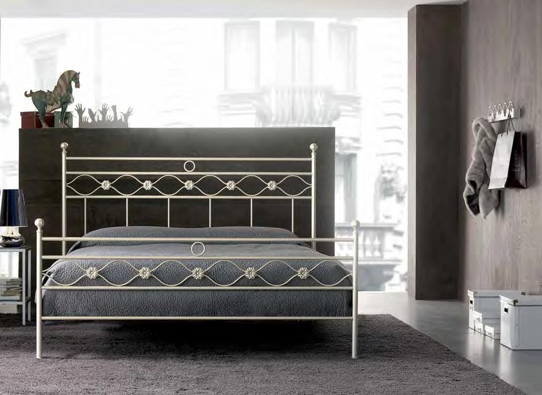 Letto in ferro battuto Elgar, colore bianco confetto, made in Italy