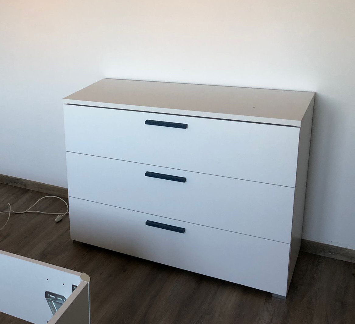 Comò moderno Bianco opaco con maniglie Blu