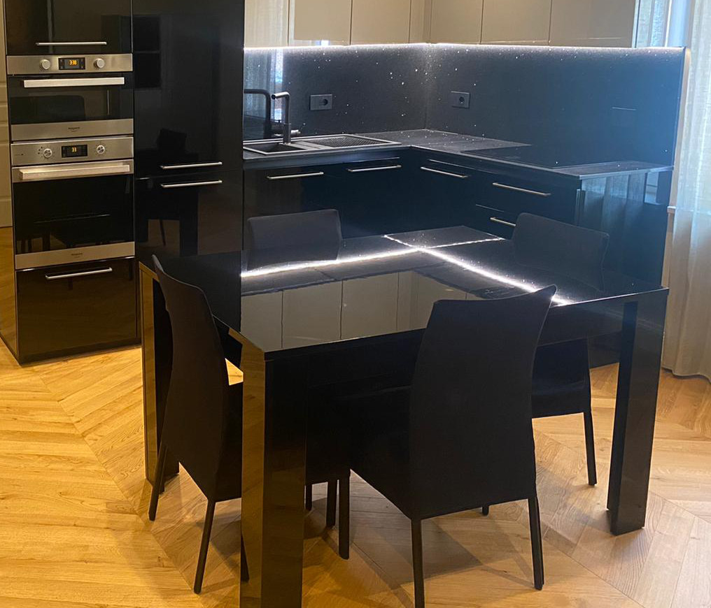 Elegante Tavolo moderno con allungo da 49 cm, finitura Nero Lucido