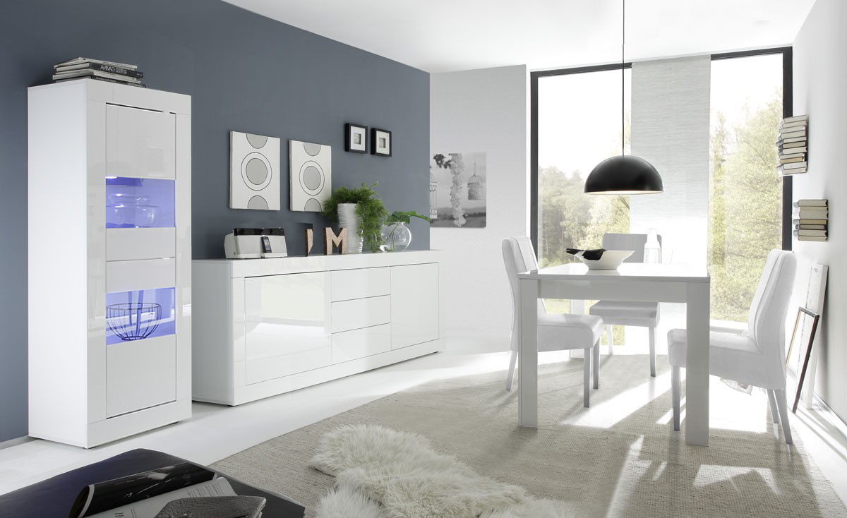 Sala da pranzo bianca lucida moderna, con tavolo allungabile, madia e vetrina