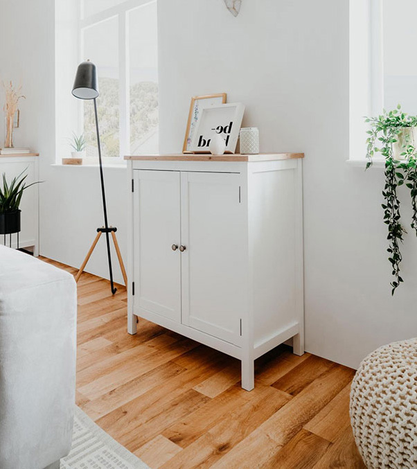 Madia credenza, 2 ante finitura bianco opaco e top in quercia