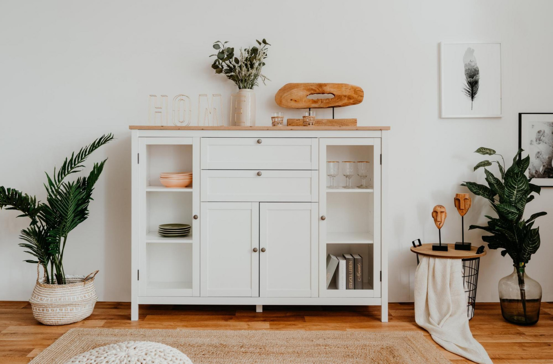 Madia credenza, 2 ante in vetro, 2 ante, 2 cassetti finitura bianco opaco e top in quercia