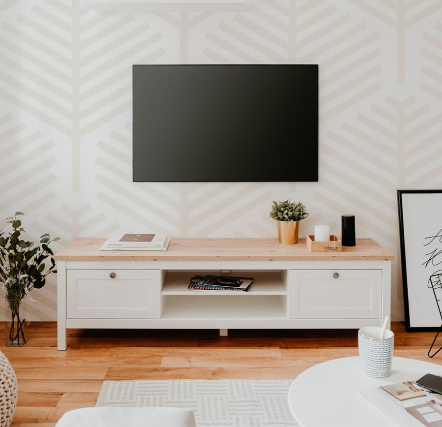 Porta TV moderno, finitura bianco opaco con top quercia, 2 ante e una mensola