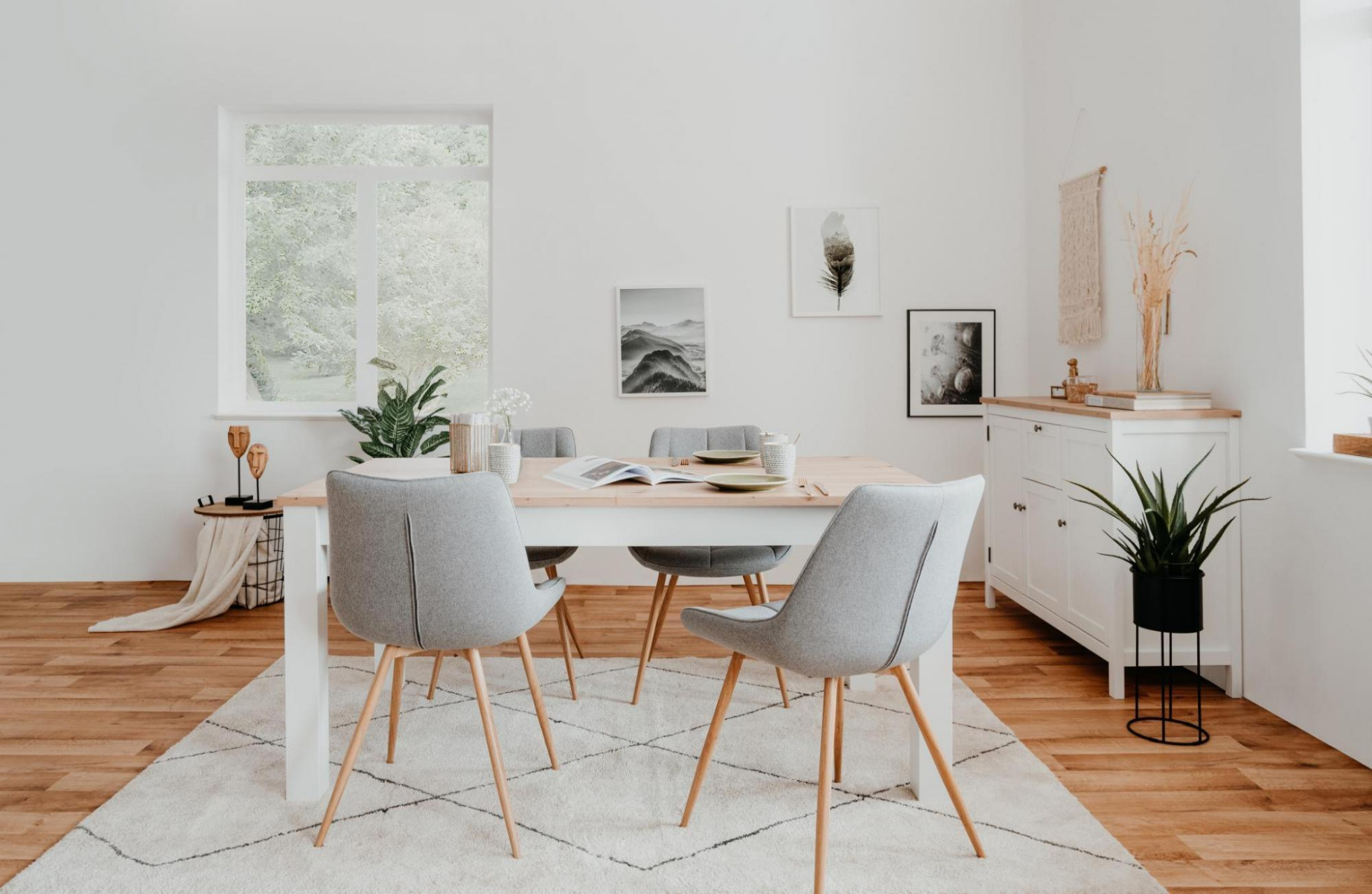 Tavolo allungabile moderno in finitura bianco opaco e quercia