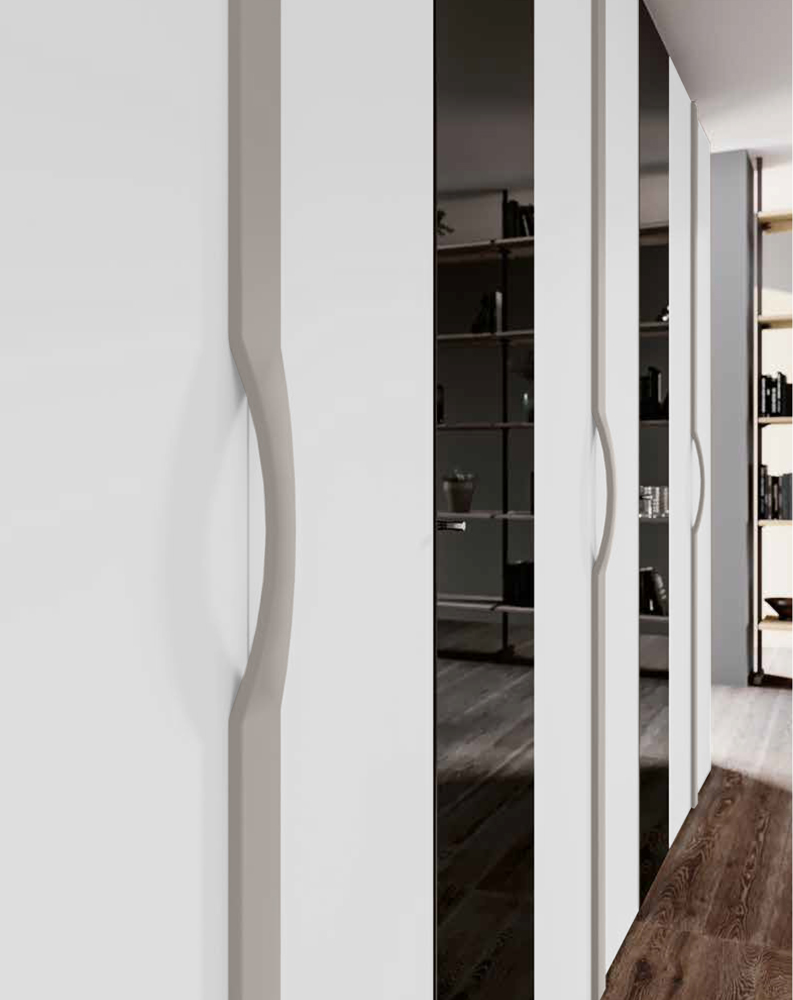 Armadio moderno con 8 ante battenti e 2 ante specchio in finitura Bianco opaco e Grigio seta