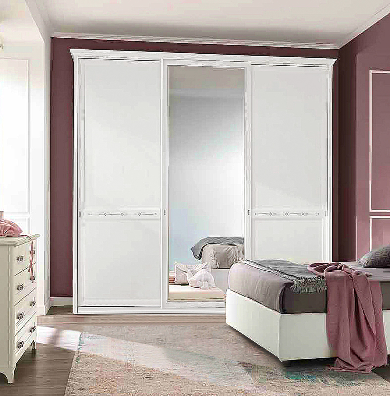 Armadio Classic a 3 ante scorrevoli con dettagli e specchio in finitura Bucaneve