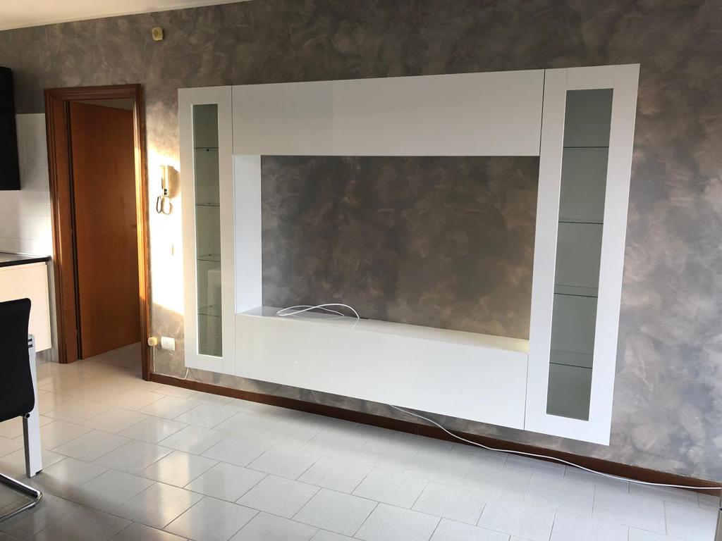 Parete attrezzata sospesa con vetrine, bianco lucido