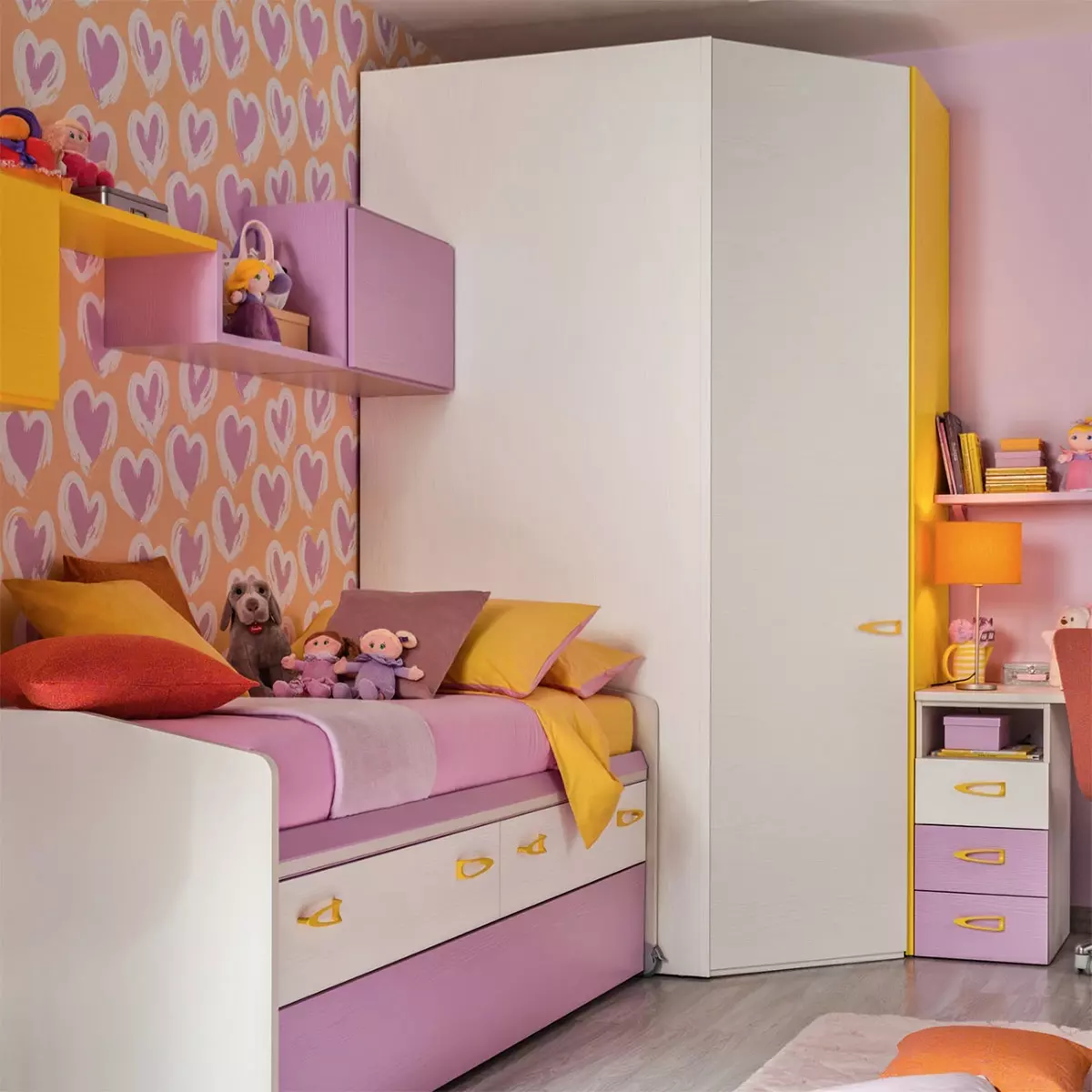 divano rosa con cassetti