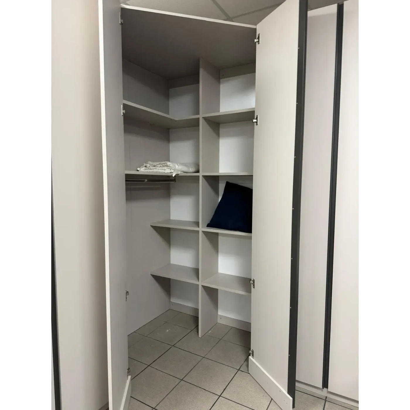 Armadio ad angolo, 4 ante, finitura Cashmere