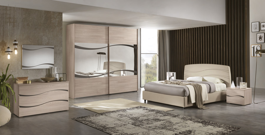 Camera da letto in finitura Olmo Perla e letto ecopelle sabbia, Made in Italy