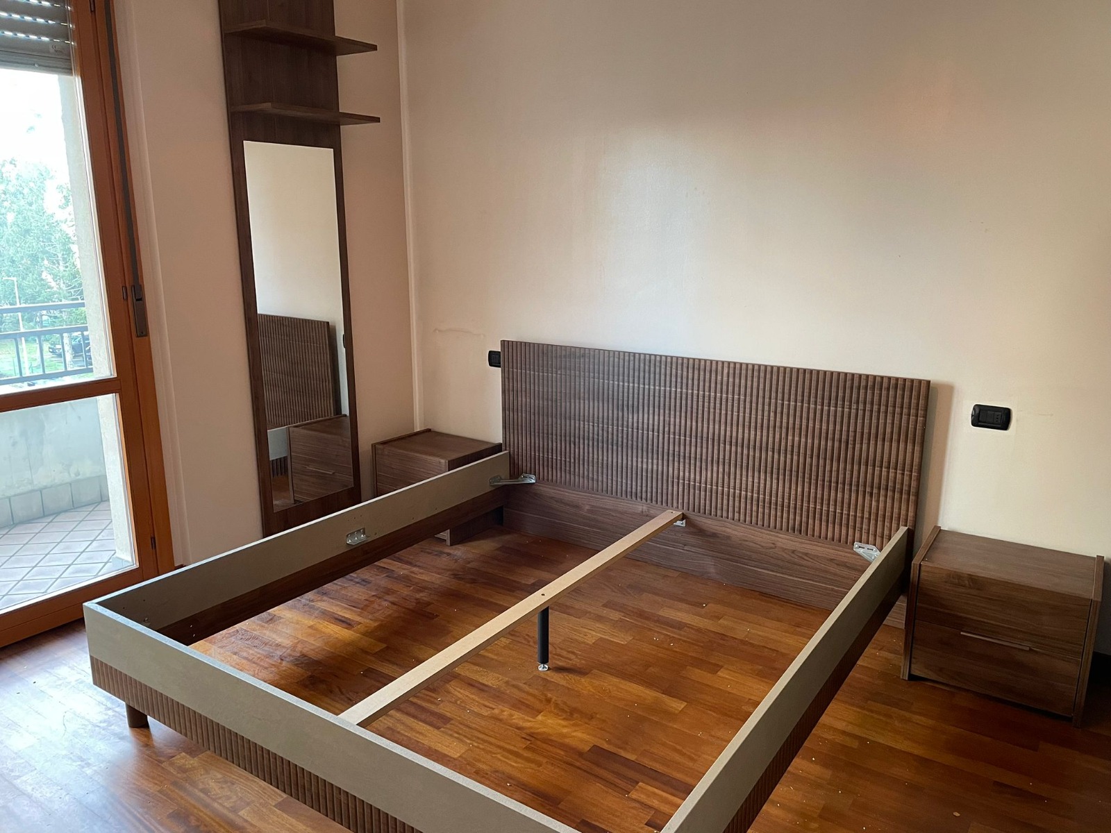 SPEDIZIONE GRATUITA - Armadio 2 ante scorrevoli Noce Scuro, Argilla e Serigrafia Noce Zenzero Shop