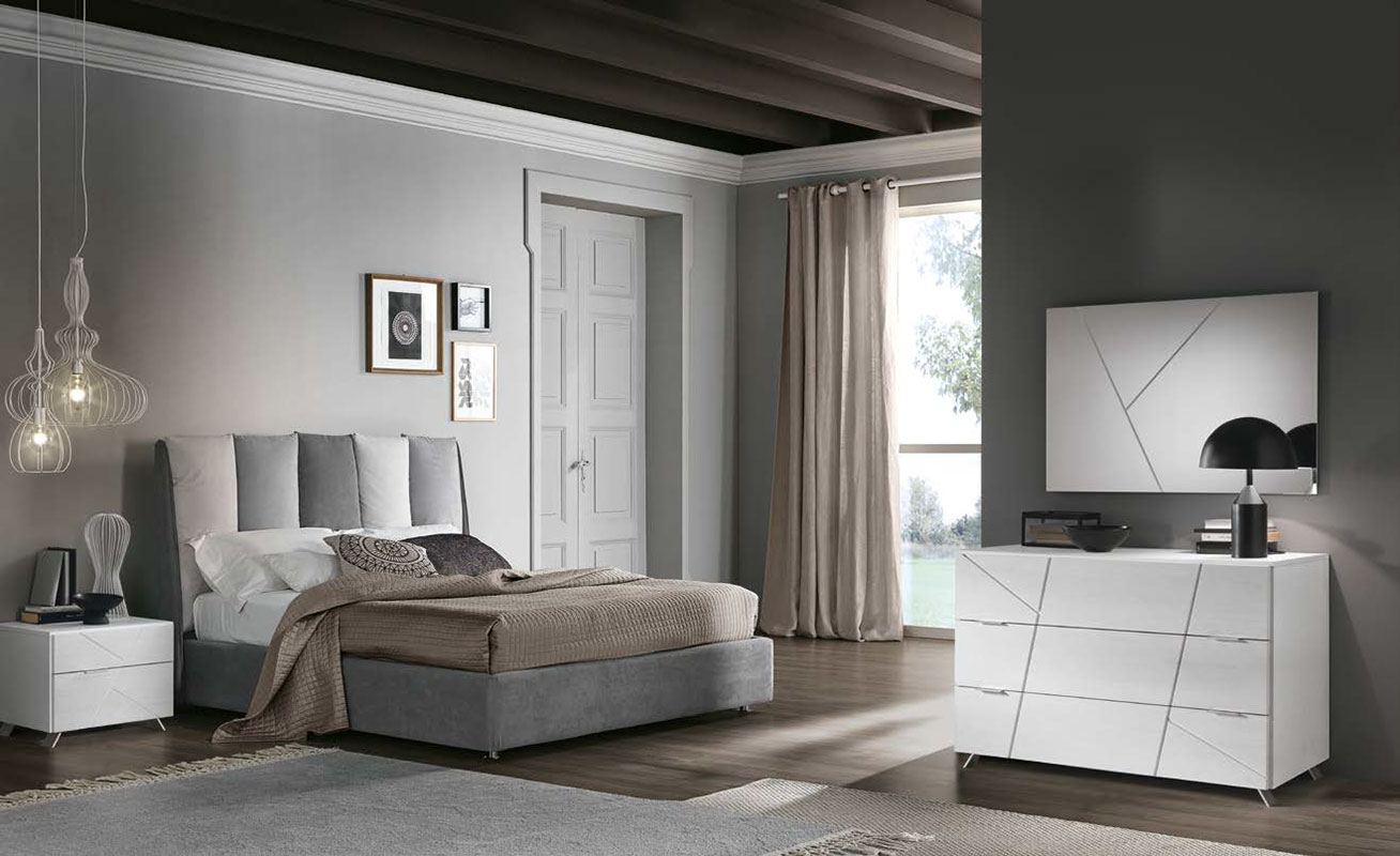 Camera con letto matrimoniale in tessuto, set comò e comodini in finitura Grigio e Noce bianco