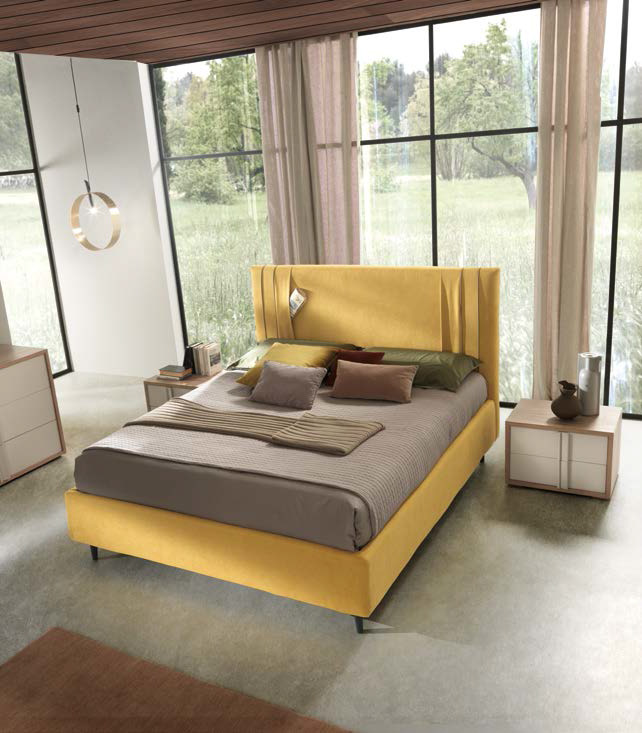 Camera matrimoniale moderna con armadio, comò e comodini in Noce naturale e cachemire