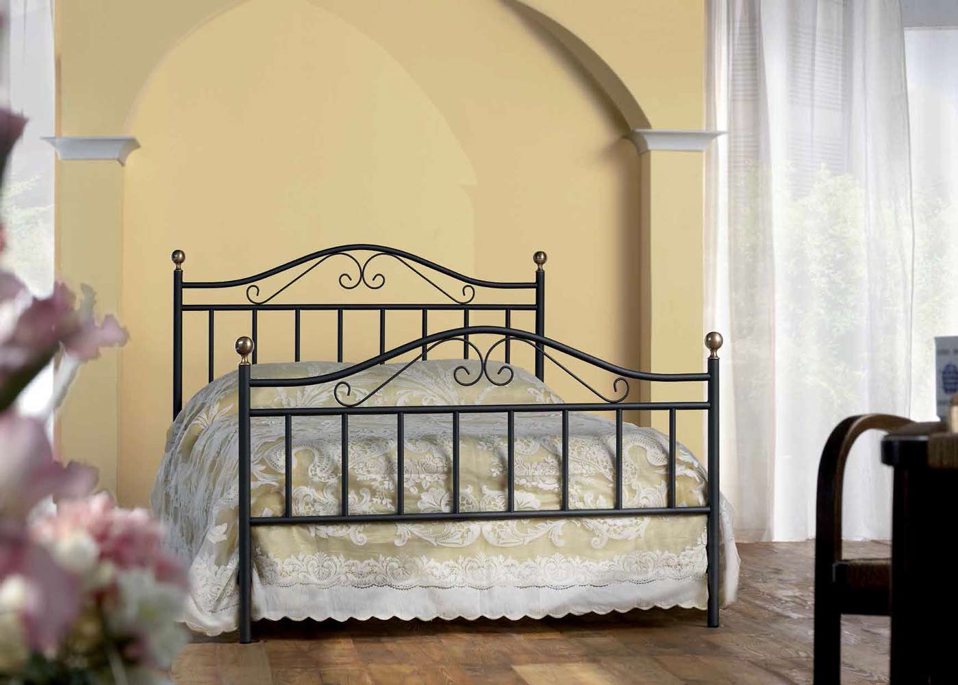 Letto Gibbons in tubolare di ferro con pomoli in ottone brunito, una piazza e mezza, color grafite, made in Italy