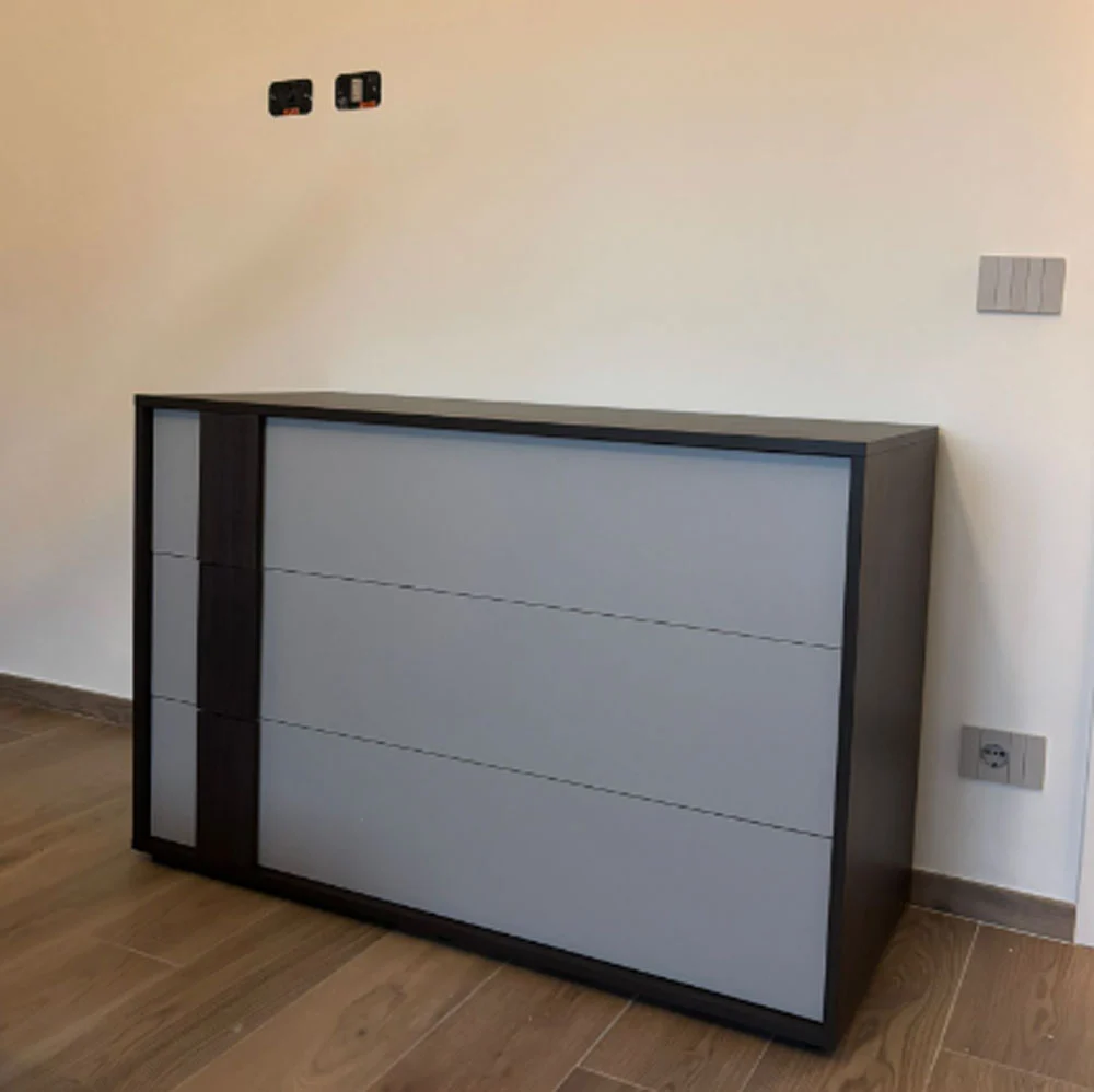 camera da letto con armadio con tv