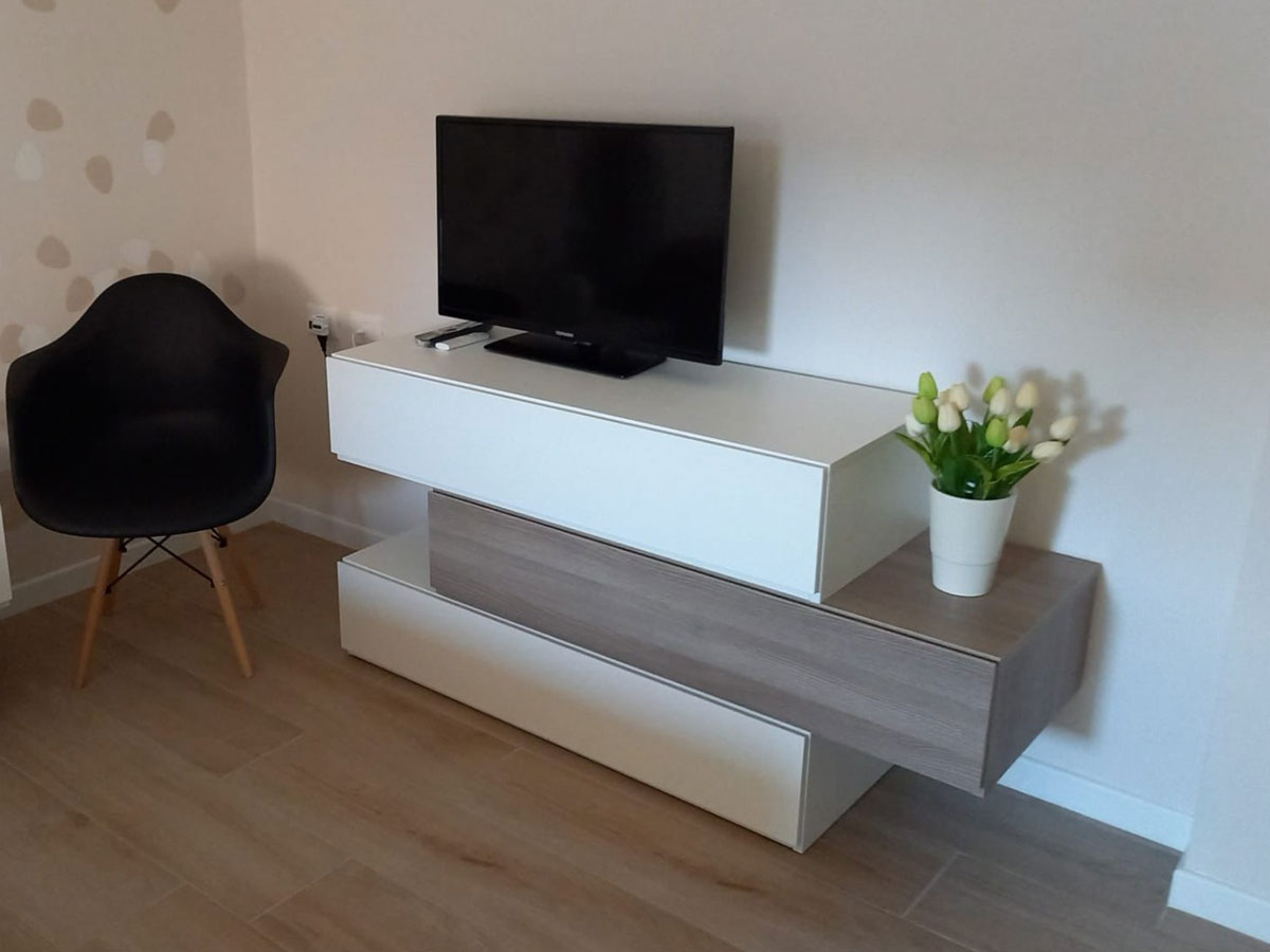 Elegante Comò particolare con 3 cassetti  di alta qualità in finitura Frassinato bianco e Olmo