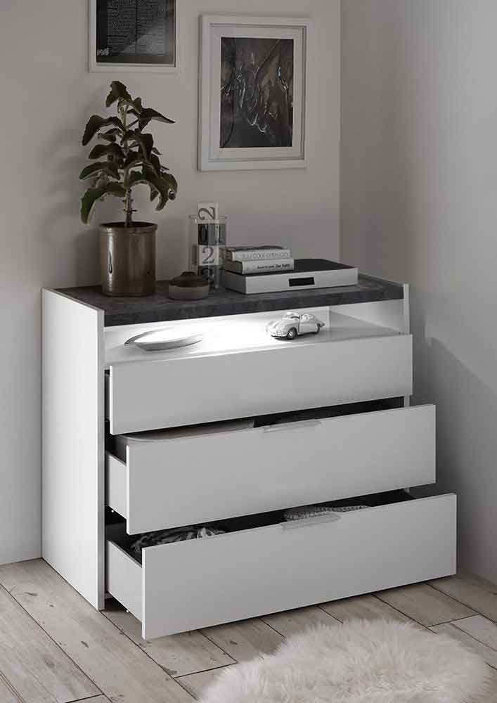 comò e comodini bianchi e ossido