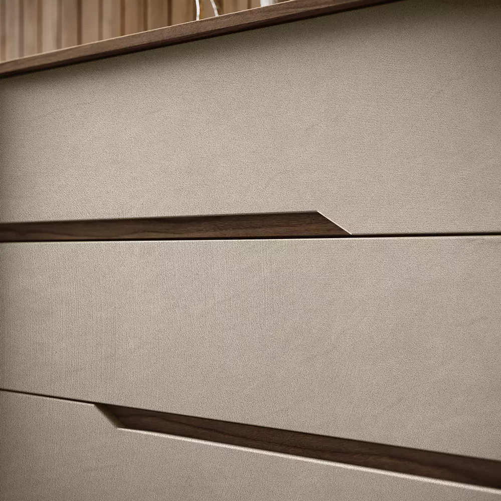 comodino noce con maniglie a gola